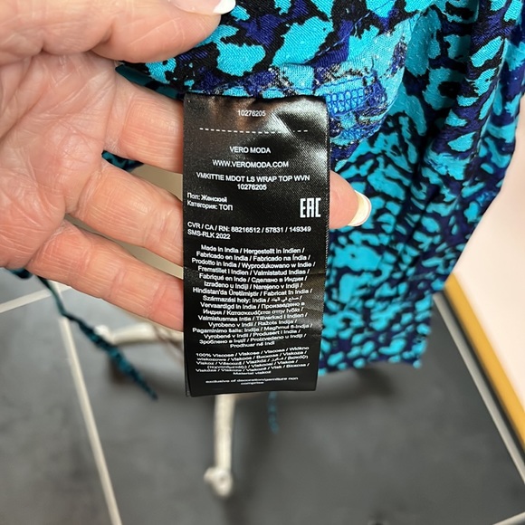 Vero Modo crisscross top in beautiful blues. NWT - Picture 7 of 7